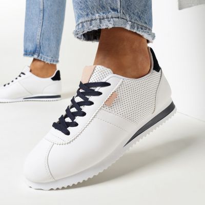born2be - Buty sportowe damskie wiosenne ze sklepu: born2be.pl w kategorii: Buty sportowe damskie - zdjęcie 054DCF2-170-2564_245112