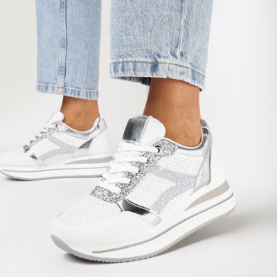 Buty sportowe damskie na wiosnę born2be ze sklepu: born2be.pl w kategorii: Buty sportowe damskie - zdjęcie 054DCF2-170-2564_297625