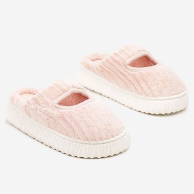 Kapcie damskie na zimę born2be ze sklepu: born2be.pl w kategorii: Kapcie damskie - zdjęcie 054DCF2-170-2564_360193