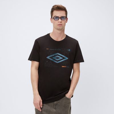 T-shirt męski w stylu młodzieżowym Umbro ze sklepu: 50style.pl w kategorii: T-shirty męskie - zdjęcie 110026D-FE4-6238_UL125TSM06001