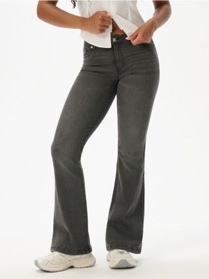 Jeansy damskie w miejskim stylu ze sklepu: Cropp w kategorii: Jeansy damskie - zdjęcie 4198BBB-532-6969_014KA-90J