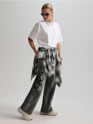 Jeansy damskie w miejskim stylu ze sklepu: Cropp w kategorii: Jeansy damskie - zdjęcie 4198BBB-532-6969_031KA-90J