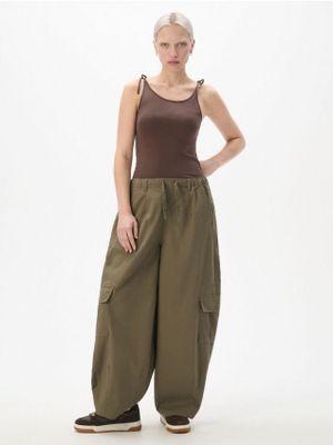 Spodnie damskie retro ze sklepu: Cropp w kategorii: Spodnie damskie - zdjęcie 4198BBB-532-6969_259HX-78X
