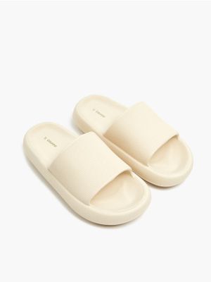 Klapki damskie na lato ze sklepu: Cropp w kategorii: Klapki damskie - zdjęcie 4198BBB-532-6969_306IG-01X