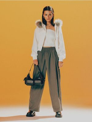 Spodnie damskie retro na wiosnę ze sklepu: Cropp w kategorii: Spodnie damskie - zdjęcie 4198BBB-532-6969_368KA-90X