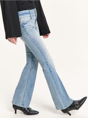 Jeansy damskie w miejskim stylu ze sklepu: Cropp w kategorii: Jeansy damskie - zdjęcie 4198BBB-532-6969_525HX-05J