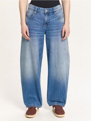 Jeansy damskie w miejskim stylu na wiosnę ze sklepu: Cropp w kategorii: Jeansy damskie - zdjęcie 4198BBB-532-6969_536HX-55J