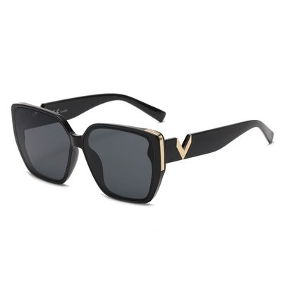 Okulary przeciwsłoneczne damskie ze sklepu: Stylion w kategorii: Okulary przeciwsłoneczne damskie - zdjęcie 4D4DD33-06F-2088_307
