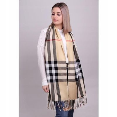 Szalik/chusta ze sklepu: Stylion w kategorii: Szaliki i chusty damskie - zdjęcie 4D4DD33-06F-2088_4855