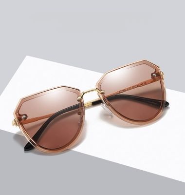 Okulary przeciwsłoneczne damskie ze sklepu: Stylion w kategorii: Okulary przeciwsłoneczne damskie - zdjęcie 4D4DD33-06F-2088_6700