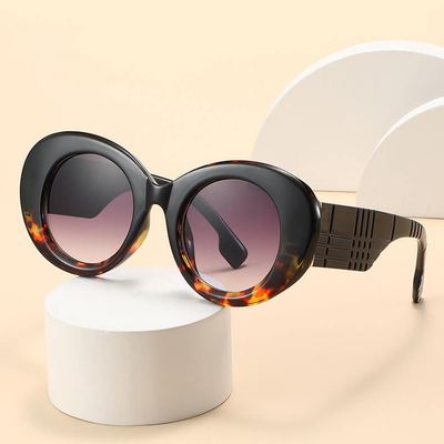 STYLION - Okulary przeciwsłoneczne damskie ze sklepu: Stylion w kategorii: Okulary przeciwsłoneczne damskie - zdjęcie 4D4DD33-06F-2088_8575