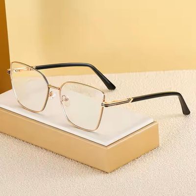 Okulary korekcyjne damskie ze sklepu: Stylion w kategorii: Okulary korekcyjne damskie - zdjęcie 4D4DD33-06F-2088_8739