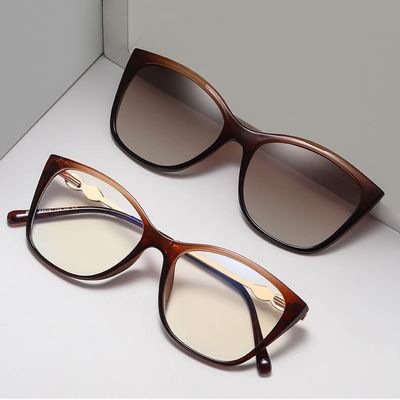 Okulary przeciwsłoneczne damskie ze sklepu: Stylion w kategorii: Okulary przeciwsłoneczne damskie - zdjęcie 4D4DD33-06F-2088_8906