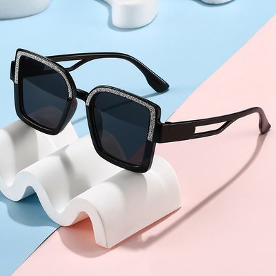 Okulary przeciwsłoneczne damskie ze sklepu: Stylion w kategorii: Okulary przeciwsłoneczne damskie - zdjęcie 4D4DD33-06F-2088_9424