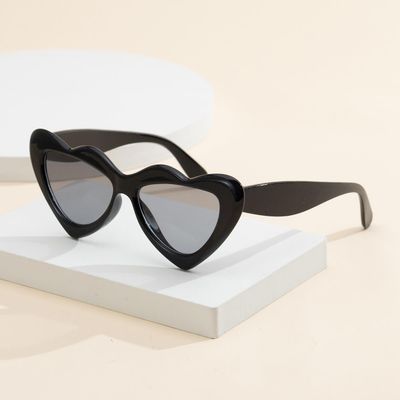 Okulary przeciwsłoneczne damskie ze sklepu: Stylion w kategorii: Okulary przeciwsłoneczne damskie - zdjęcie 4D4DD33-06F-2088_9448