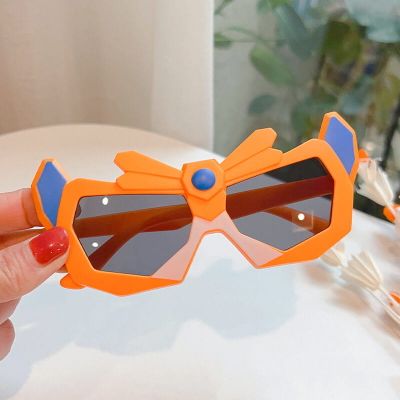 Okulary przeciwsłoneczne dziecięce ze sklepu: Stylion w kategorii: Okulary przeciwsłoneczne dziecięce - zdjęcie 4D4DD33-06F-2088_9452