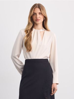 Bluzka damska casual Mohito ze sklepu: Mohito w kategorii: Bluzki damskie - zdjęcie 55A556F-010-6967_002LA