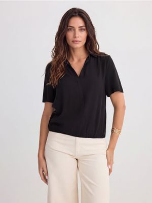 Bluzka damska casual Mohito ze sklepu: Mohito w kategorii: Bluzki damskie - zdjęcie 55A556F-010-6967_078KZ