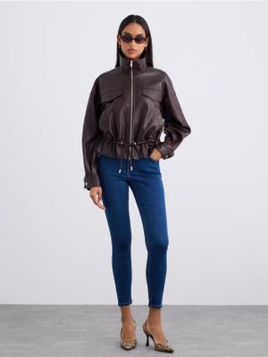 Jeansy damskie w miejskim stylu Mohito ze sklepu: Mohito w kategorii: Jeansy damskie - zdjęcie 55A556F-010-6967_081KG