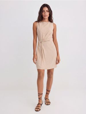 Sukienka dopasowana Mohito ze sklepu: Mohito w kategorii: Sukienki - zdjęcie 55A556F-010-6967_084GF