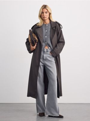 Jeansy damskie w miejskim stylu Mohito ze sklepu: Mohito w kategorii: Jeansy damskie - zdjęcie 55A556F-010-6967_090KG