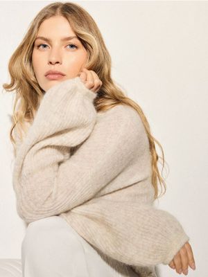 Sweter damski casual Mohito ze sklepu: Mohito w kategorii: Swetry damskie - zdjęcie 55A556F-010-6967_091IP
