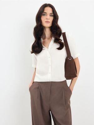 Bluzka damska casual Mohito ze sklepu: Mohito w kategorii: Bluzki damskie - zdjęcie 55A556F-010-6967_129JG