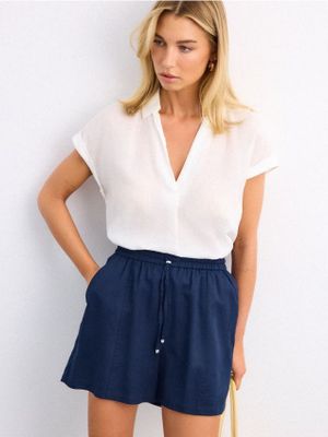Bluzka damska casual Mohito ze sklepu: Mohito w kategorii: Bluzki damskie - zdjęcie 55A556F-010-6967_135IS