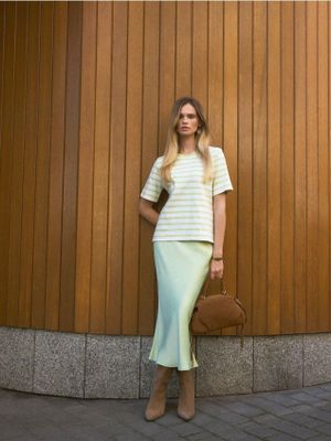 Spódnica casual Mohito ze sklepu: Mohito w kategorii: Spódnice - zdjęcie 55A556F-010-6967_218IS