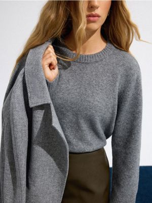 Sweter damski casual Mohito ze sklepu: Mohito w kategorii: Swetry damskie - zdjęcie 55A556F-010-6967_330AC