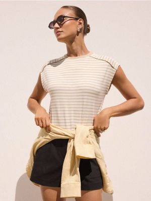 Bluzka damska casual Mohito ze sklepu: Mohito w kategorii: Bluzki damskie - zdjęcie 55A556F-010-6967_374LE