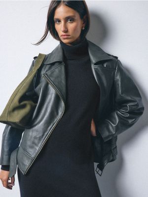 Kurtka damska casual rockowa Mohito ze sklepu: Mohito w kategorii: Kurtki damskie - zdjęcie 55A556F-010-6967_381HR
