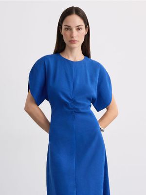 Sukienka dopasowana Mohito ze sklepu: Mohito w kategorii: Sukienki - zdjęcie 55A556F-010-6967_383LS