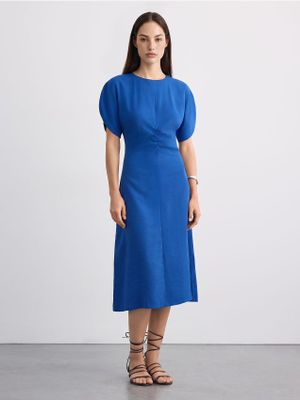 Sukienka dopasowana Mohito ze sklepu: Mohito w kategorii: Sukienki - zdjęcie 55A556F-010-6967_383LS