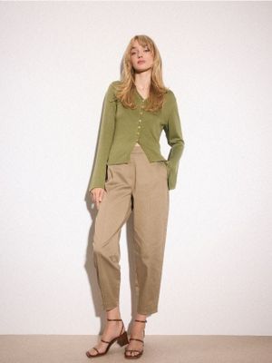 Spodnie damskie Mohito ze sklepu: Mohito w kategorii: Spodnie damskie - zdjęcie 55A556F-010-6967_384GF