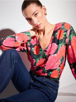 Bluzka damska casual Mohito ze sklepu: Mohito w kategorii: Bluzki damskie - zdjęcie 55A556F-010-6967_390IY