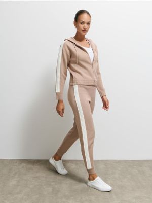 Spodnie damskie casual Mohito ze sklepu: Mohito w kategorii: Spodnie damskie - zdjęcie 55A556F-010-6967_399EQ