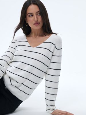 Sweter damski casual na zimę Mohito ze sklepu: Mohito w kategorii: Swetry damskie - zdjęcie 55A556F-010-6967_414EQ