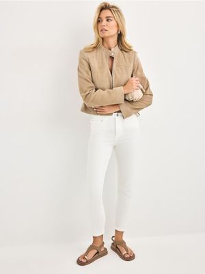 Jeansy damskie w miejskim stylu Mohito ze sklepu: Mohito w kategorii: Jeansy damskie - zdjęcie 55A556F-010-6967_421CZ