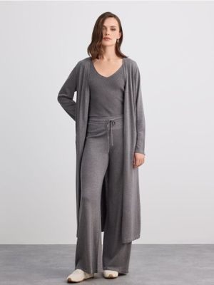 Spodnie damskie casual na wiosnę Mohito ze sklepu: Mohito w kategorii: Spodnie damskie - zdjęcie 55A556F-010-6967_483KE