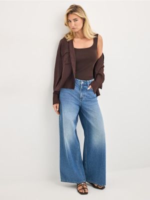 Jeansy damskie w miejskim stylu Mohito ze sklepu: Mohito w kategorii: Jeansy damskie - zdjęcie 55A556F-010-6967_502HO