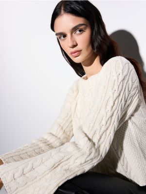 Sweter damski na zimę Mohito ze sklepu: Mohito w kategorii: Swetry damskie - zdjęcie 55A556F-010-6967_566EQ