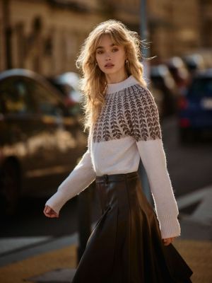 Sweter damski casualowy Mohito ze sklepu: Mohito w kategorii: Swetry damskie - zdjęcie 55A556F-010-6967_575EQ