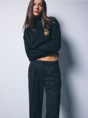 Sweter damski na zimę Mohito ze sklepu: Mohito w kategorii: Swetry damskie - zdjęcie 55A556F-010-6967_579EQ