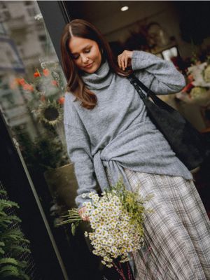 Sweter damski casual Mohito ze sklepu: Mohito w kategorii: Swetry damskie - zdjęcie 55A556F-010-6967_602EQ
