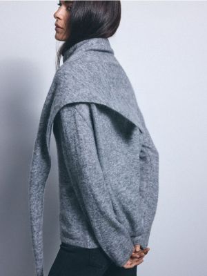 Sweter damski casual Mohito ze sklepu: Mohito w kategorii: Swetry damskie - zdjęcie 55A556F-010-6967_602EQ
