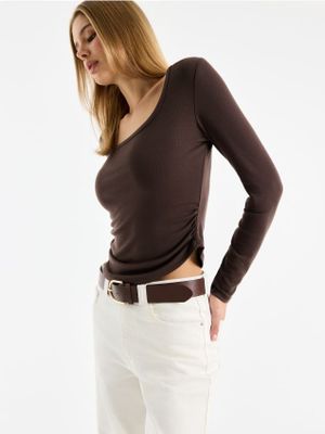 Bluzka damska casual Mohito ze sklepu: Mohito w kategorii: Bluzki damskie - zdjęcie 55A556F-010-6967_639IU