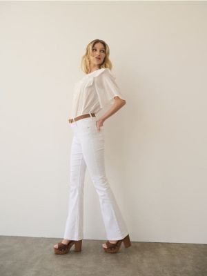Jeansy damskie casual Mohito ze sklepu: Mohito w kategorii: Jeansy damskie - zdjęcie 55A556F-010-6967_677EZ