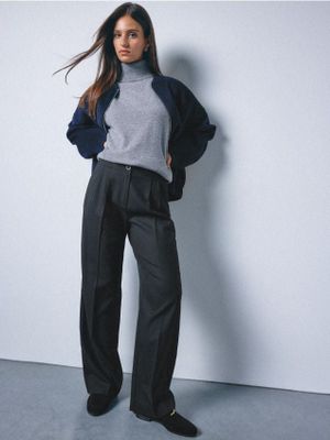 Spodnie damskie casual Mohito ze sklepu: Mohito w kategorii: Spodnie damskie - zdjęcie 55A556F-010-6967_733HT