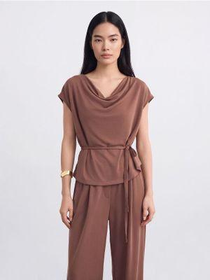 Bluzka damska casual Mohito ze sklepu: Mohito w kategorii: Bluzki damskie - zdjęcie 55A556F-010-6967_759KS
